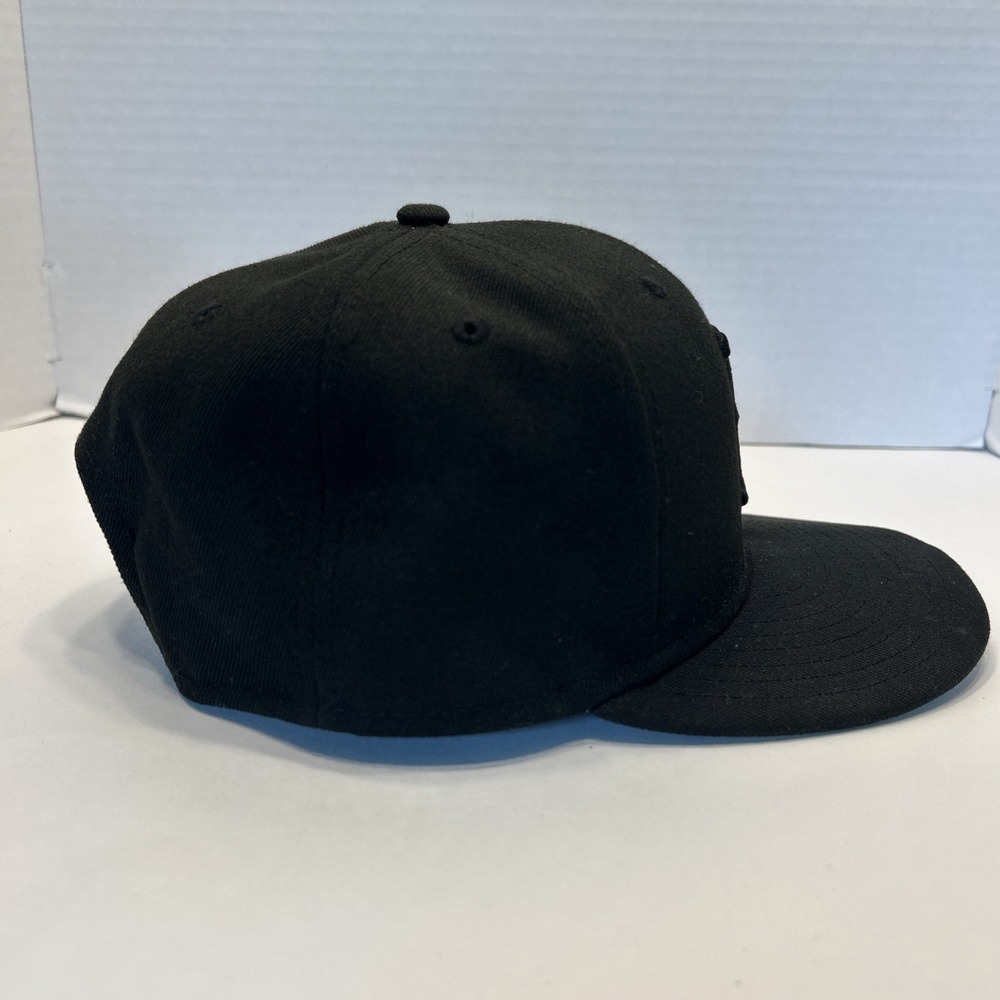 New Era Boston Red Sox 9FIFTY Snapback Black On Black Flat Brim Hat One Size - Picture 4 of 7